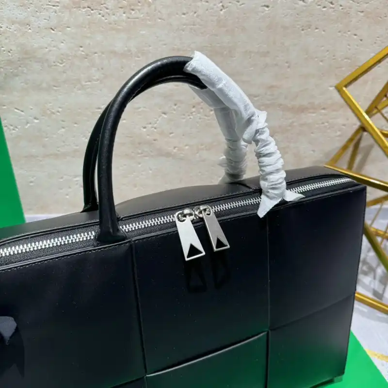 b0tt*ga Ven*ta bags 2406ya0020