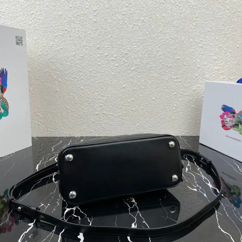 Pra*a bags 2012sh0021