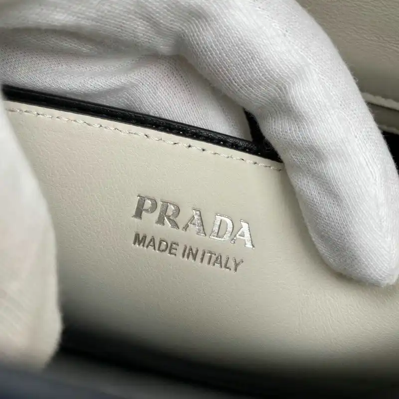 Pra*a bags 2012sh0022