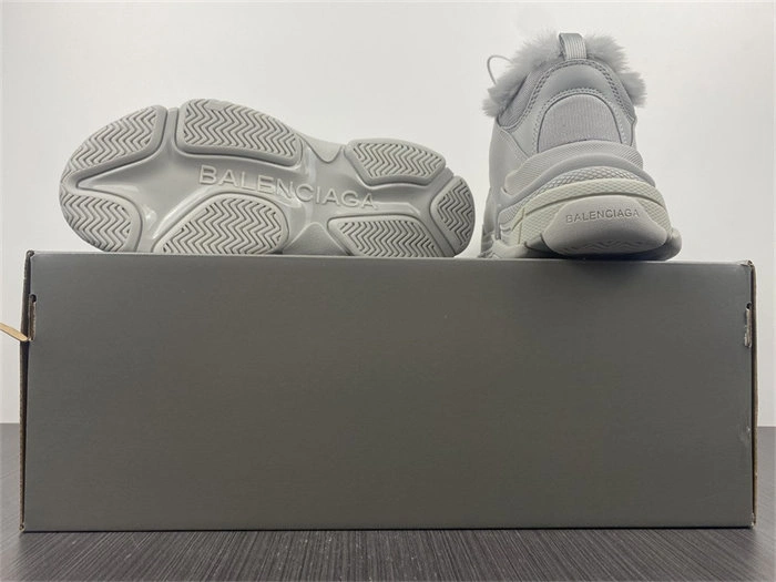 blcg triple s fake fur grey  668563 w3cq5 S*pportive 4433